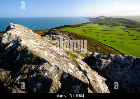 Pembrokeshire costa visto dal punto più alto sulla St Davids testa di Carn Llidi su una bella mattina di sole. Foto Stock