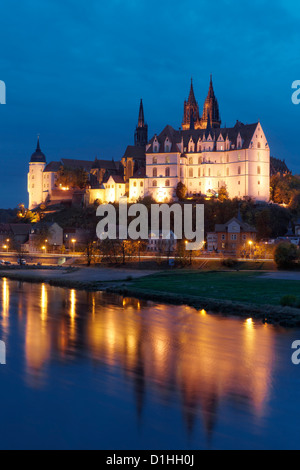 Meissen e il fiume Elba di notte, in Sassonia, Repubblica federale di Germania. Foto Stock