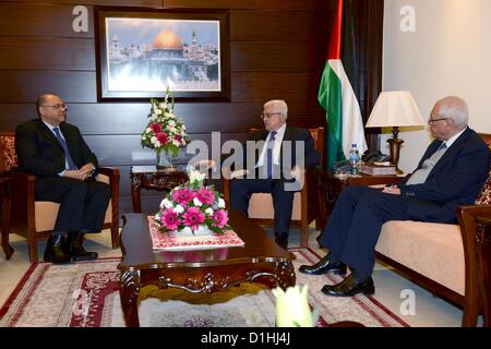 Dic. 23, 2012 - Ramallah, West Bank, Territorio palestinese - il presidente palestinese Mahmoud Abbas (Abu Mazen) risponde con l'ambasciatore egiziano Yasser Othman, in Cisgiordania città di Ramallah, a Dic. 23, 2012 (credito Immagine: © Thaer Ganaim APA/images/ZUMAPRESS.com) Foto Stock