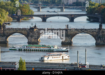 Gite in barca sul fiume Moldava e il Ponte Carlo a Praga Repubblica Ceca. Foto Stock