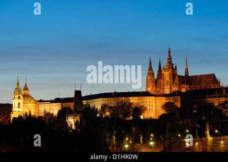 San Vito la cattedrale e il Castello di Praga skyline notturno, Praga, Repubblica Ceca. Foto Stock