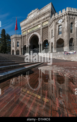 Porta principale di accesso sulla Piazza Beyazit dell'Università di Istanbul a Istanbul, Turchia. Foto Stock