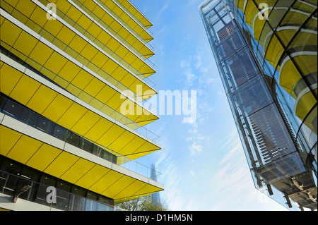 Distante fotografia di Shard dietro palazzo giallo, come si vede dalla Angel Lane, London EC4. Foto Stock