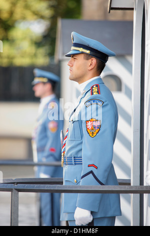 Le guardie armate in servizio al di fuori del Castello di Praga, Praga, Repubblica Ceca Foto Stock