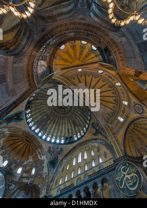 Hagia Sophia è un ex ortodossi basilica patriarcale, più tardi una moschea, e oggi sede di un museo di Istanbul, Turchia. Foto Stock