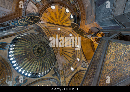 Hagia Sophia è un ex ortodossi basilica patriarcale, più tardi una moschea, e oggi sede di un museo di Istanbul, Turchia. Foto Stock