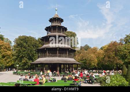 Chinesischer Turm mit Biergarten in Englischer Garten Monaco di Baviera, Germania Foto Stock