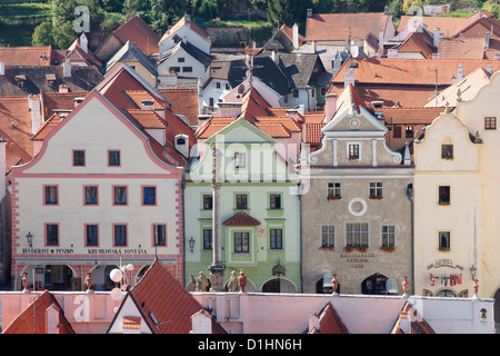 Vista sul tetto della casa nei dintorni di Namesti Svornosti, Cesky Krumlov, Repubblica Ceca Foto Stock