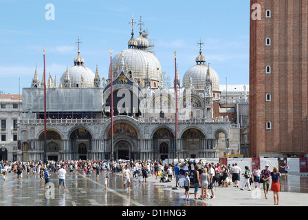 Piazza San Marco a Venezia presso la la Basilica di San Marco all'acqua alta. Foto Stock