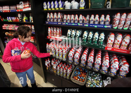 Dic. 23, 2012 - Ramallah, West Bank, Territorio palestinese - bambino palestinese si prepara per le prossime feste natalizie in Cisgiordania città di Ramallah il 23 dicembre 2012 .Il Natale è celebrato i cristiani di tutto il mondo il 25 dicembre di ogni anno (immagine di credito: © Issam Rimawi APA/images/ZUMAPRESS.com) Foto Stock