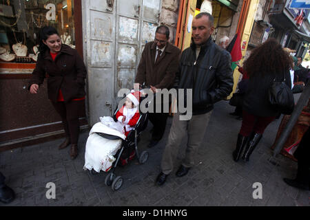 Dic. 23, 2012 - Ramallah, West Bank, Territorio palestinese - Famiglia palestinese si prepara per le prossime feste natalizie in Cisgiordania città di Ramallah il 23 dicembre 2012 .Il Natale è celebrato i cristiani di tutto il mondo il 25 dicembre di ogni anno (immagine di credito: © Issam Rimawi APA/images/ZUMAPRESS.com) Foto Stock