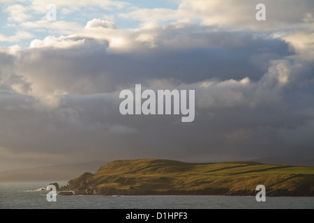 Una vista da Knab, una passeggiata intorno alla costa a Lerwick, capitale delle Isole Shetland, Regno Unito Foto Stock