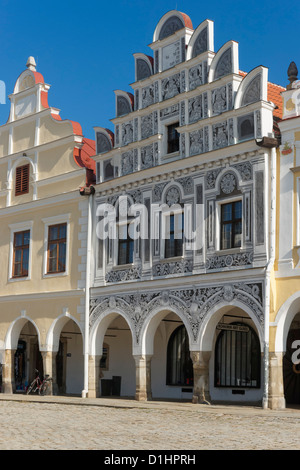 Porticati palazzi rinascimentali nella piazza principale di Telc, Moravia del Sud, Repubblica Ceca Foto Stock