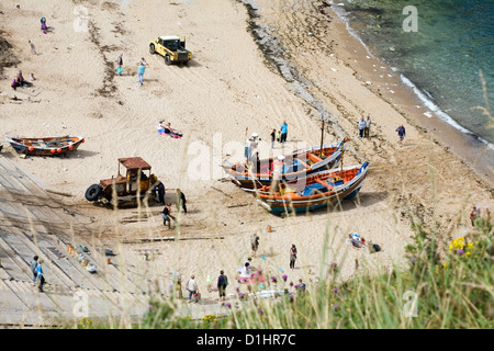 Barche Tour trainato da terra da un trattore vicino a Flamborough Head East Yorkshire Inghilterra Foto Stock