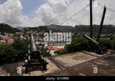 Due cannoni guardando verso il Porto Interno e Carenage cumulus nuvole montagne interiore, Fort George, St George's, West Indies Foto Stock