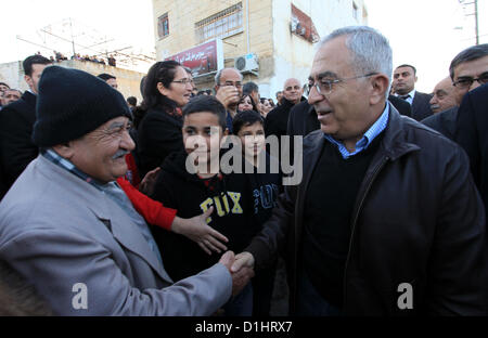 Dic. 23, 2012 - Ramallah, West Bank, Territorio palestinese - il primo ministro palestinese Salam Fayyad, durante l'illuminazione dell albero di Natale nella chiesa del latino nella West Bank village di Zababda di Jenin , il 23 dicembre 2012 (credito Immagine: © Mustafa Abu Dayehi APA/images/ZUMAPRESS.com) Foto Stock