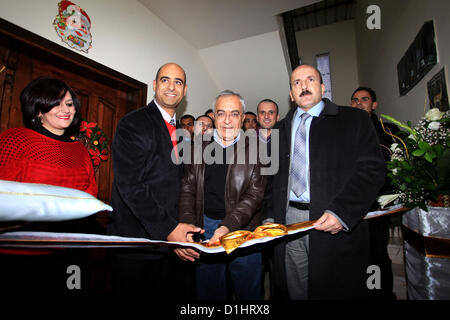 Dic. 23, 2012 - Ramallah, West Bank, Territorio palestinese - il primo ministro palestinese Salam Fayyad, durante l'illuminazione dell albero di Natale nella chiesa del latino nella West Bank village di Zababda di Jenin , il 23 dicembre 2012 (credito Immagine: © Mustafa Abu Dayehi APA/images/ZUMAPRESS.com) Foto Stock