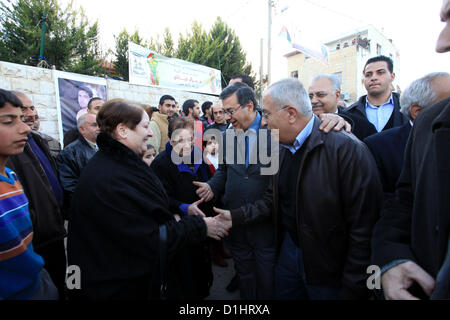 Dic. 23, 2012 - Ramallah, West Bank, Territorio palestinese - il primo ministro palestinese Salam Fayyad, durante l'illuminazione dell albero di Natale nella chiesa del latino nella West Bank village di Zababda di Jenin , il 23 dicembre 2012 (credito Immagine: © Mustafa Abu Dayehi APA/images/ZUMAPRESS.com) Foto Stock