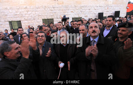 Dic. 23, 2012 - Ramallah, West Bank, Territorio palestinese - il primo ministro palestinese Salam Fayyad, durante l'illuminazione dell albero di Natale nella chiesa del latino nella West Bank village di Zababda di Jenin , il 23 dicembre 2012 (credito Immagine: © Mustafa Abu Dayehi APA/images/ZUMAPRESS.com) Foto Stock