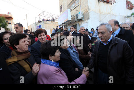 Dic. 23, 2012 - Ramallah, West Bank, Territorio palestinese - il primo ministro palestinese Salam Fayyad, durante l'illuminazione dell albero di Natale nella chiesa del latino nella West Bank village di Zababda di Jenin , il 23 dicembre 2012 (credito Immagine: © Mustafa Abu Dayehi APA/images/ZUMAPRESS.com) Foto Stock