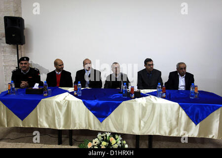 Dic. 23, 2012 - Ramallah, West Bank, Territorio palestinese - il primo ministro palestinese Salam Fayyad, durante l'illuminazione dell albero di Natale nella chiesa del latino nella West Bank village di Zababda di Jenin , il 23 dicembre 2012 (credito Immagine: © Mustafa Abu Dayehi APA/images/ZUMAPRESS.com) Foto Stock