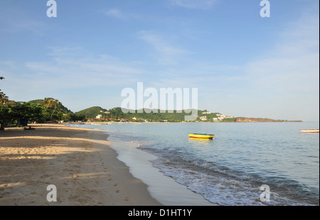 Blue sky view giallo sabbia, onde, piccole imbarcazioni, Grand Anse Beach, sud al punto di quarantena, St George's, Grenada, West Indies Foto Stock