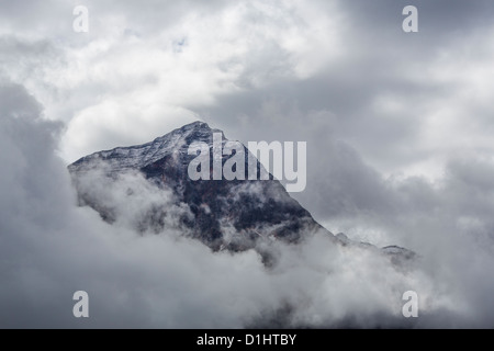 Rocky picco di montagna tra le nuvole lungo la Icefields Parkway nel Parco Nazionale di Jasper in Alberta Canada nelle Montagne Rocciose Canadesi Foto Stock