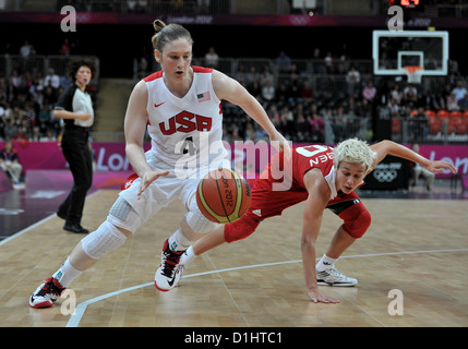 Stati Uniti d'America's Lindsay Whalen va oltre la Turchia Isil Alben. USA vs TUR Womens Basket Foto Stock