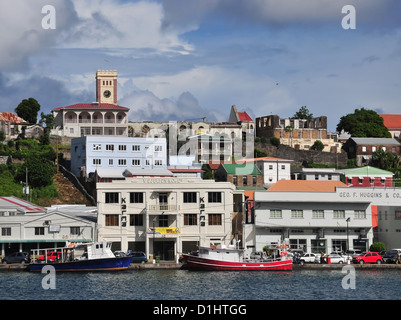 Blue sky nuvole vista barche da pesca, edifici, uragano-danneggiato della chiesa anglicana, Carenage, St George's, Grenada, West Indies Foto Stock