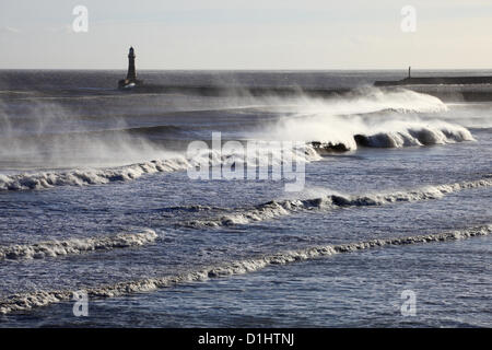 Forti venti da ovest pastella costa nord est di spray schiumogeno sulle onde causate da ieri la easterlies. Roker Sunderland 23-12-12 Foto Stock