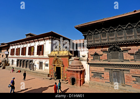 Royal Palace Golden Gate e il palazzo di 55 finestre Durbar Square Bhaktapur Nepal Foto Stock