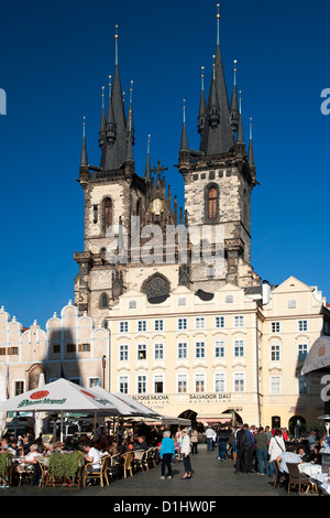 La chiesa di Nostra Signora di Tyn in Staroměstské náměstí, la Piazza della Città Vecchia di Praga, la capitale della Repubblica ceca. Foto Stock