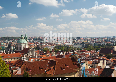 Vista sui tetti di Praga da Hradcany (quartiere del castello) a Praga, la capitale della Repubblica ceca. Foto Stock