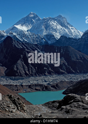 L'Everest, sul Nuptse e Lhotse (picchi da sinistra a destra) con laghi di Gokyo in primo piano. Vista dal Renjo La pass. Foto Stock