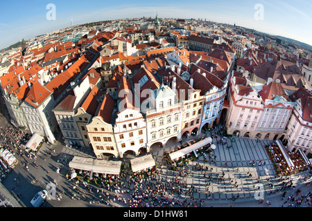 Vista sulla città vecchia tetti e parti di Staroměstské náměstí (Piazza della Città Vecchia) a Praga, la capitale della Repubblica ceca. Foto Stock