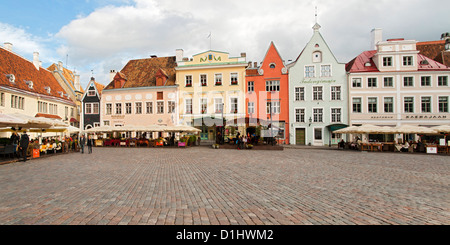 Gli edifici e i ristoranti sulla Raekoja Plats (Piazza Municipio) a Tallinn, la capitale dell'Estonia. Foto Stock