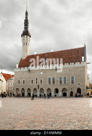 Tallinna Raekoda (Tallinn Municipio) sulla Raekoja Plats (Piazza Municipio) a Tallinn, la capitale dell'Estonia. Foto Stock