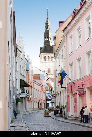 Vista della chiesa di San Nicholas steeple da una strada nella città vecchia di Tallinn, la capitale dell'Estonia. Foto Stock