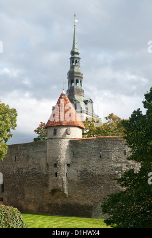 Vista della chiesa di San Nicholas steeple e parte della parete della città vecchia di Tallinn, la capitale dell'Estonia. Foto Stock