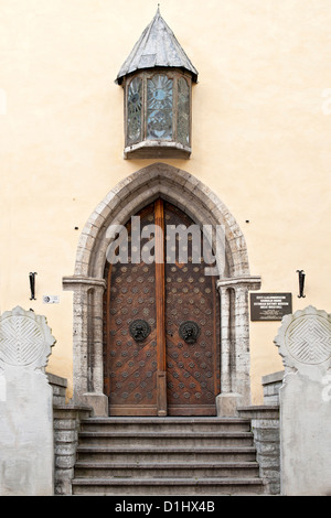 Ingresso al Great Guild Hall e Estone museo di storia di Tallinn, la capitale dell'Estonia. Foto Stock