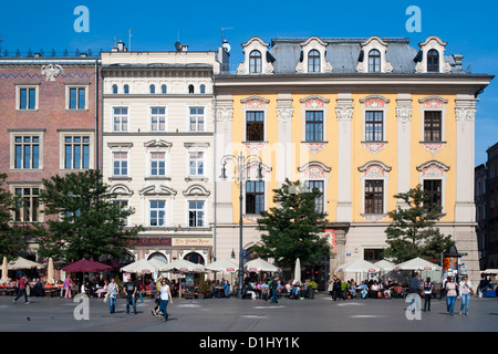 Edifici su Rynek Glówny, la piazza principale della città di Cracovia in Polonia meridionale. Foto Stock