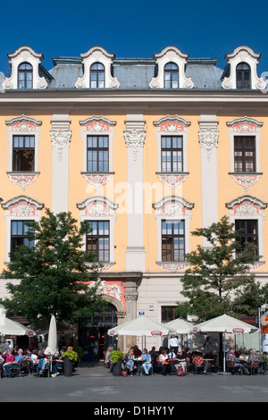 Edifici su Rynek Glówny, la piazza principale della città di Cracovia in Polonia meridionale. Foto Stock