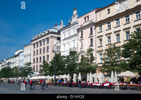 Edifici su Rynek Glówny, la piazza principale della città di Cracovia in Polonia meridionale. Foto Stock