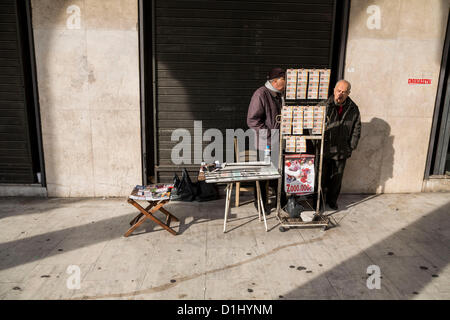 Salonicco, Grecia. Dicembre 23, 2012. Lotteria del venditore nel Aristotelous (Aristotele) Square. La folla invaso il mercato di Salonicco, l'ultima domenica prima di Natale. Gli acquisti di persone sono stati limitati in quanto il loro potere di acquisto è significativamente ridotta a causa di misure di austerità. Essi acquistano gli elementi di base per il pasto di Natale. Foto Stock