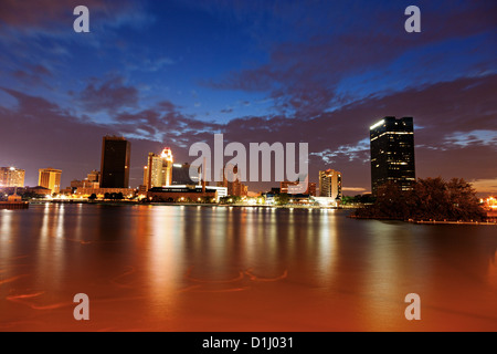 Toledo, Ohio - tramonto visto di fronte Fiume Maumee. Foto Stock