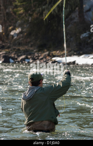 Pesca a mosca per trote steelhead su Oregon grande Ronde fiume in inverno. Foto Stock