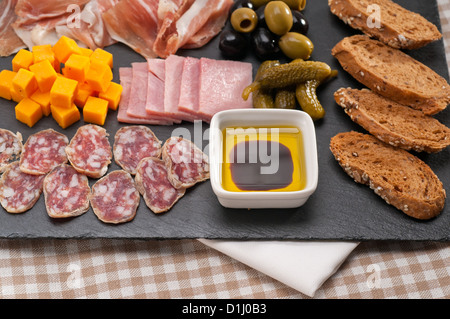 Fresca assortita cold cut platter Antipasto Italiano Foto Stock