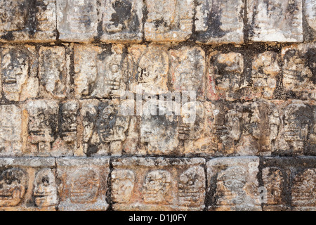 Tzompantli, Tempio di teschi, piattaforma con sculture di teschi a Chichen Itza, la penisola dello Yucatan, Quintana Roo, Messico Foto Stock