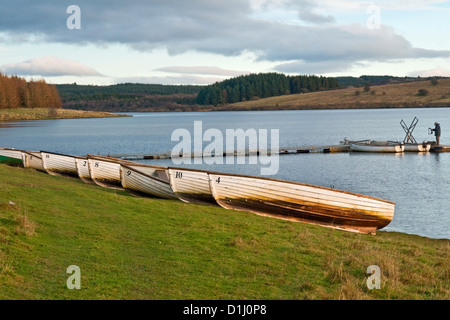 Barche a remi sulla riva delle scorte il serbatoio nella foresta di Bowland, Lancashire, Inghilterra Foto Stock