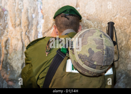 Soldato israeliano prega durante le preghiere penitenziali del Selichot , che si è tenuto nel Muro del Pianto a Gerusalemme, Israele Foto Stock